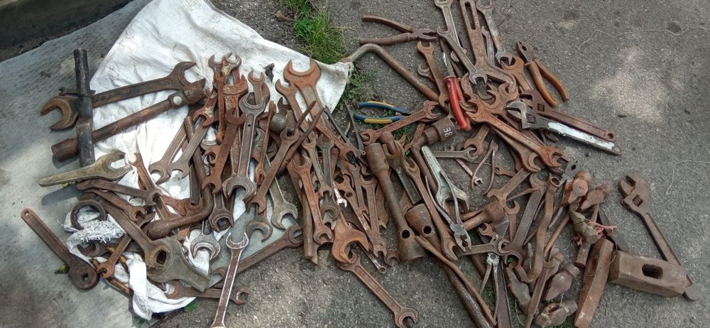 Інструменти на вагу. Ключі рожкові. Молотки. Топори.