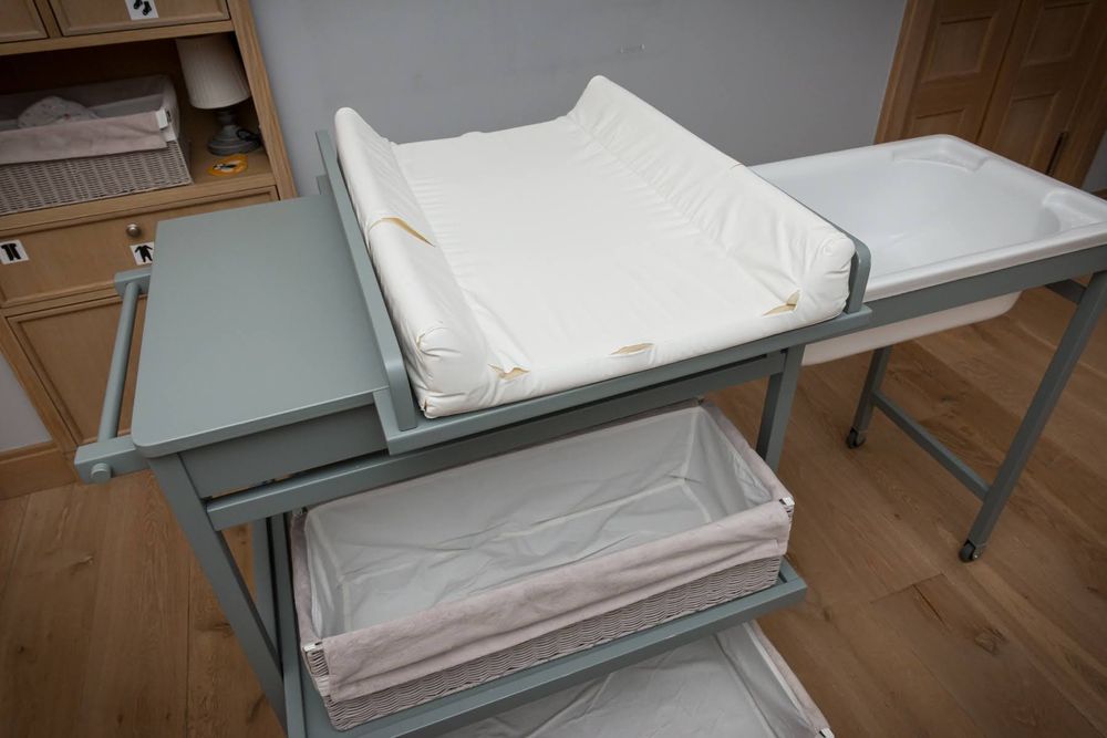 Przewijak Quax z wanienką. Kosze z pokrowcami gratis