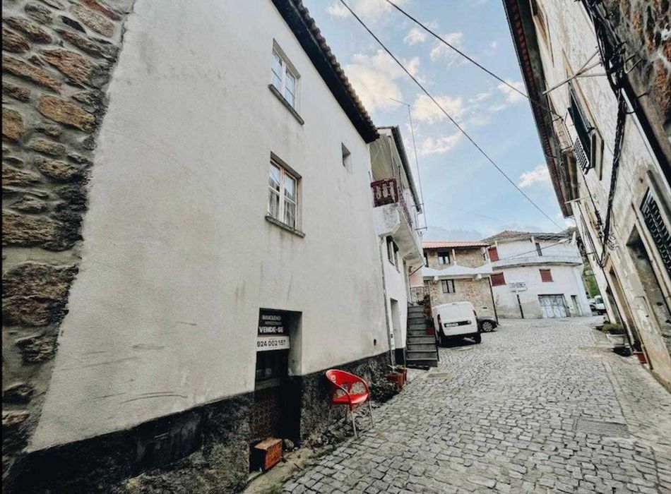 Moradia para recuperar - Unhais da Serra