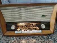 Rádio antigo em bom estado de conservação