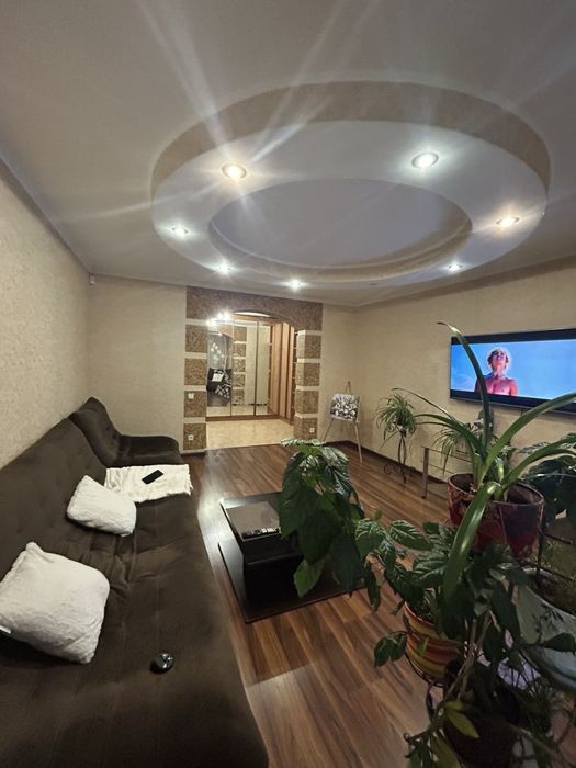 Продаж 4 кімнатної квартири .вул Незалежеості