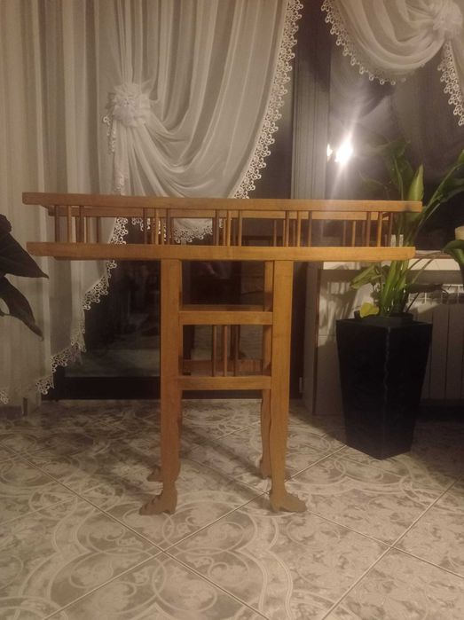 Stary drewniany kwietnik