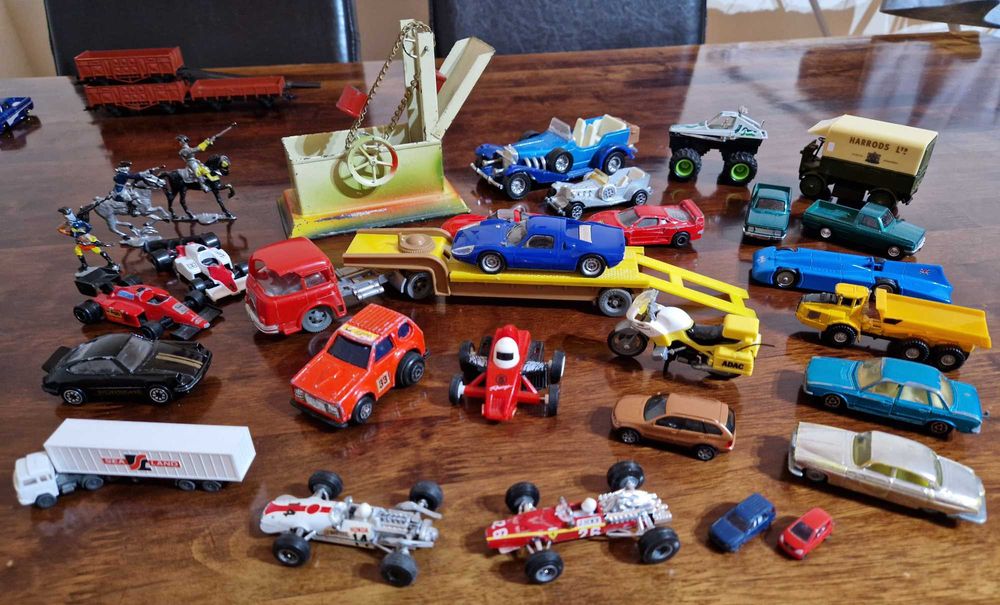 Zestaw starych modeli zabawek