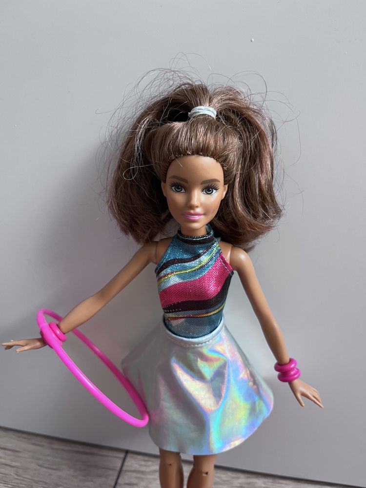 Barbie gimnastyczka z akcesoriami trampolina piesek hula hop