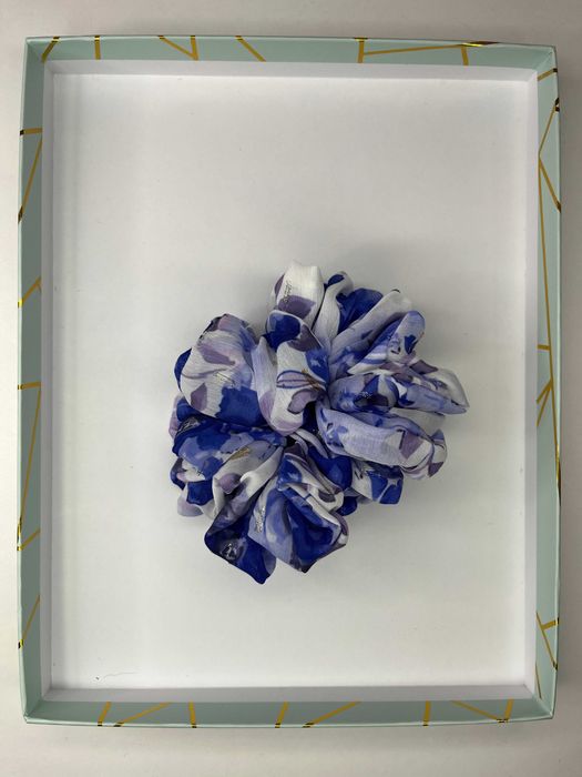 Mała gumka scrunchie – niebiesko-biała, ręcznie szyta, nowa