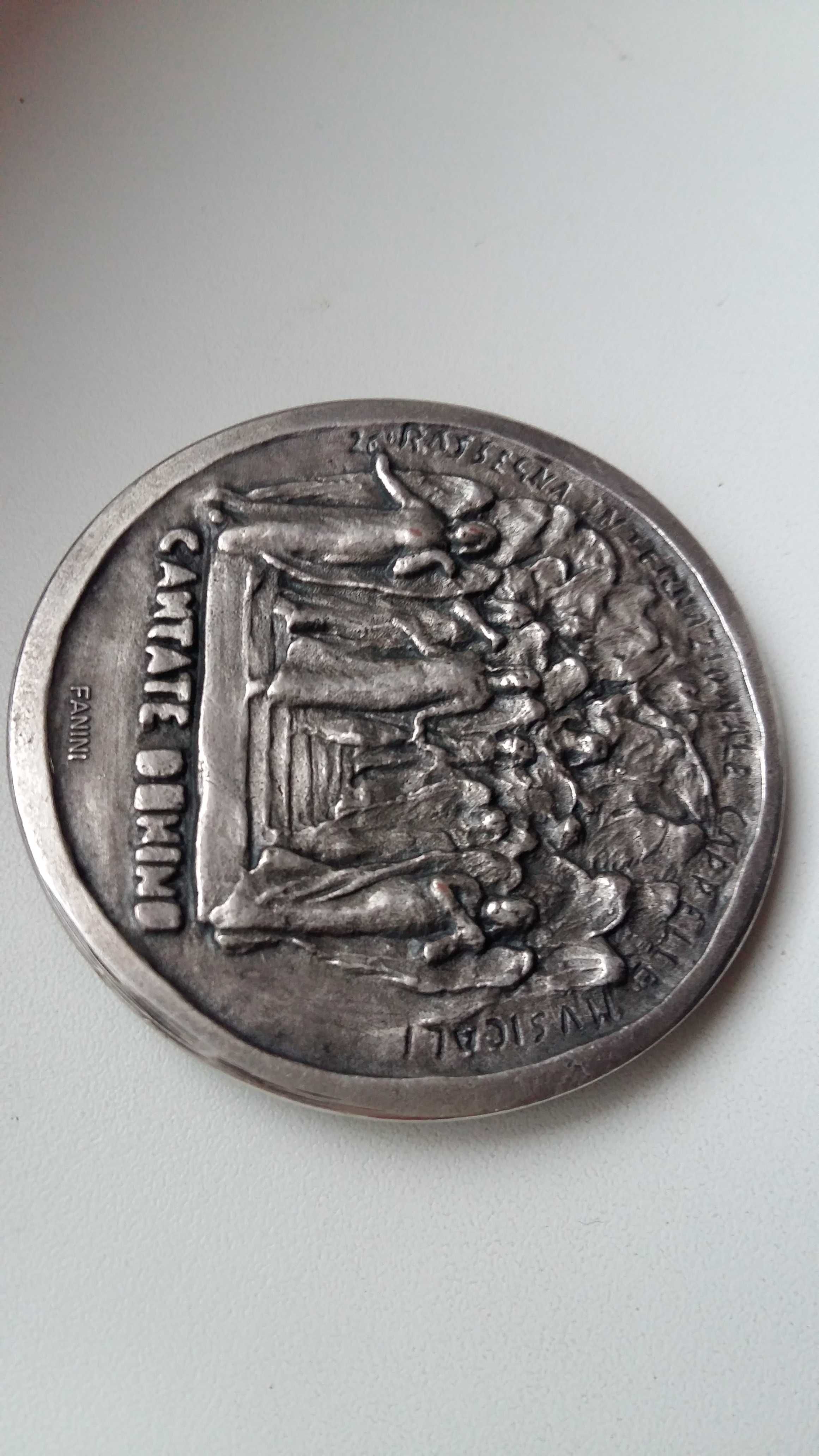 Medalion srebro-posrebrzany z 1936 roku.