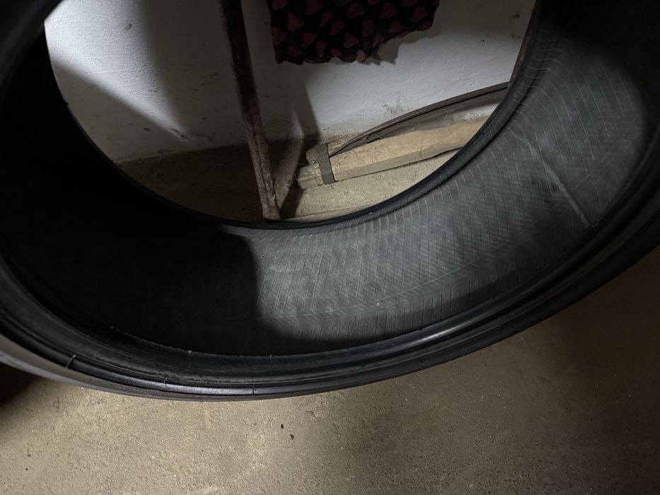 Продам 2-ве  зимнее шины Bridgestone Blizzak WS 60 (245/40 R 18)