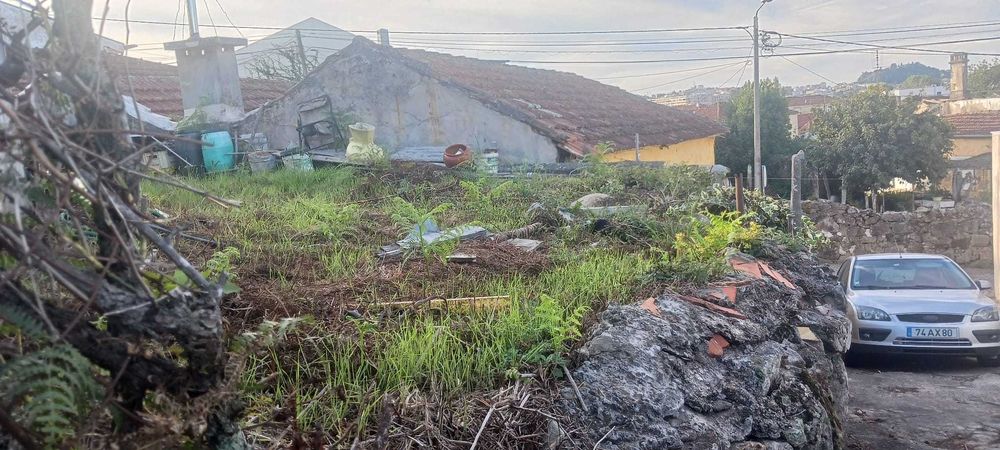 Vendo terreno com duas casas