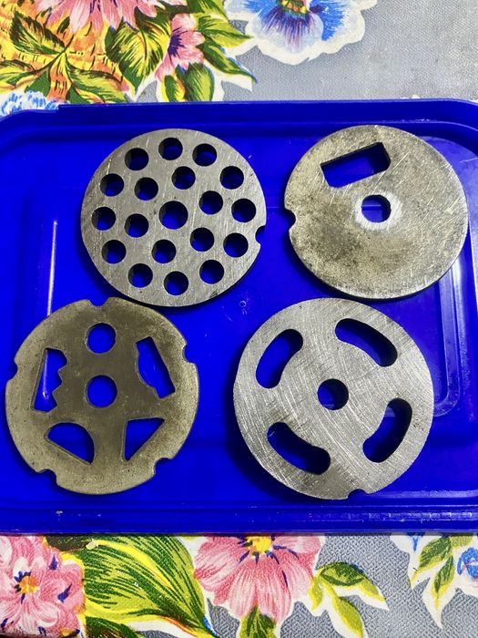 Электросмясорубка с разными насадками “Moulinex”и отдельно ножи, сетки