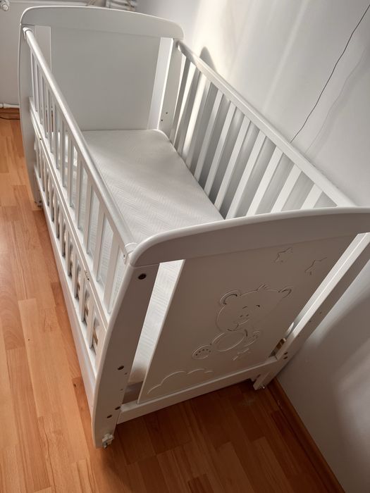 Białe łóżeczko dziecięce  z funkcją kołysania i szufladą + materac