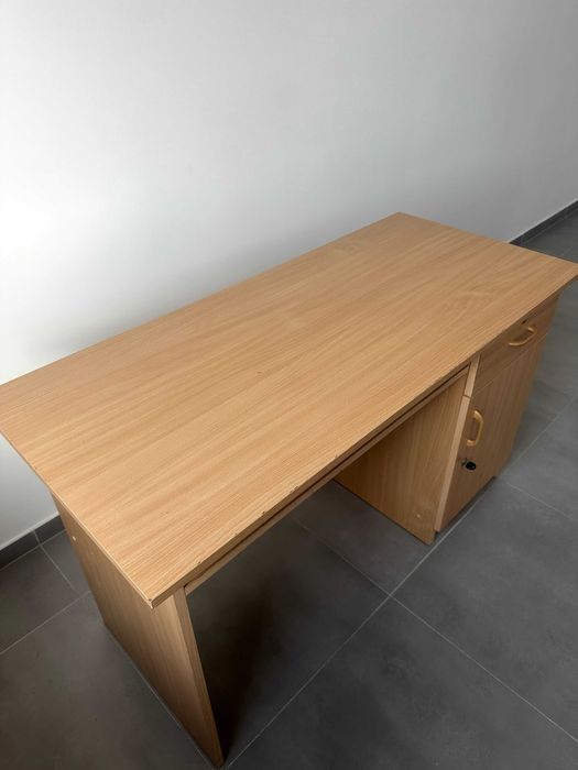 Używane meble biurowe - komplet (2 biurka, 5 szaf, 2 szuflady)
