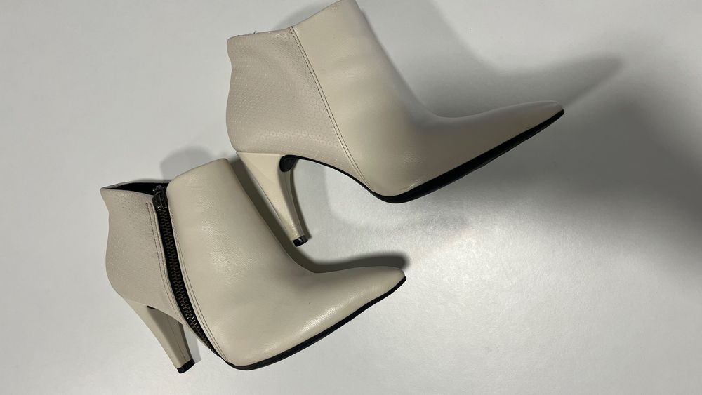 Bota off-white com salto fino