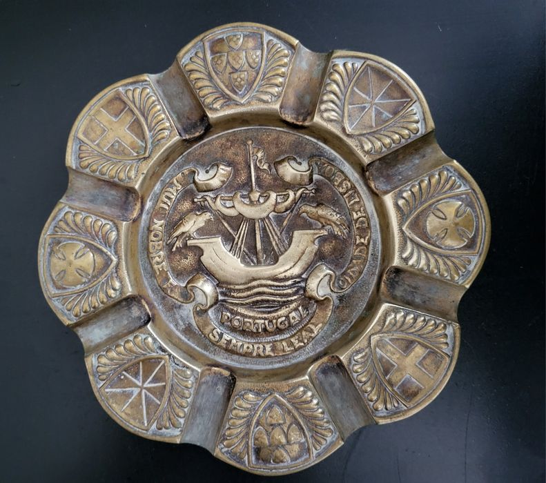 Cinzeiro em bronze com o brasão da Cidade de Lisboa