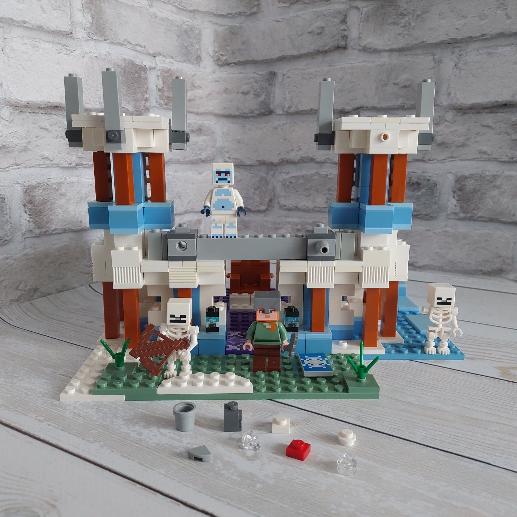 Конструктор LEGO Minecraft Крижаний замок (21186) Оригінал