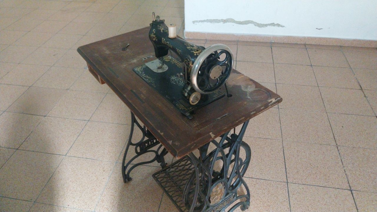 Máquina de Costura Antiga Köhler com Estrutura em Ferro Fundido