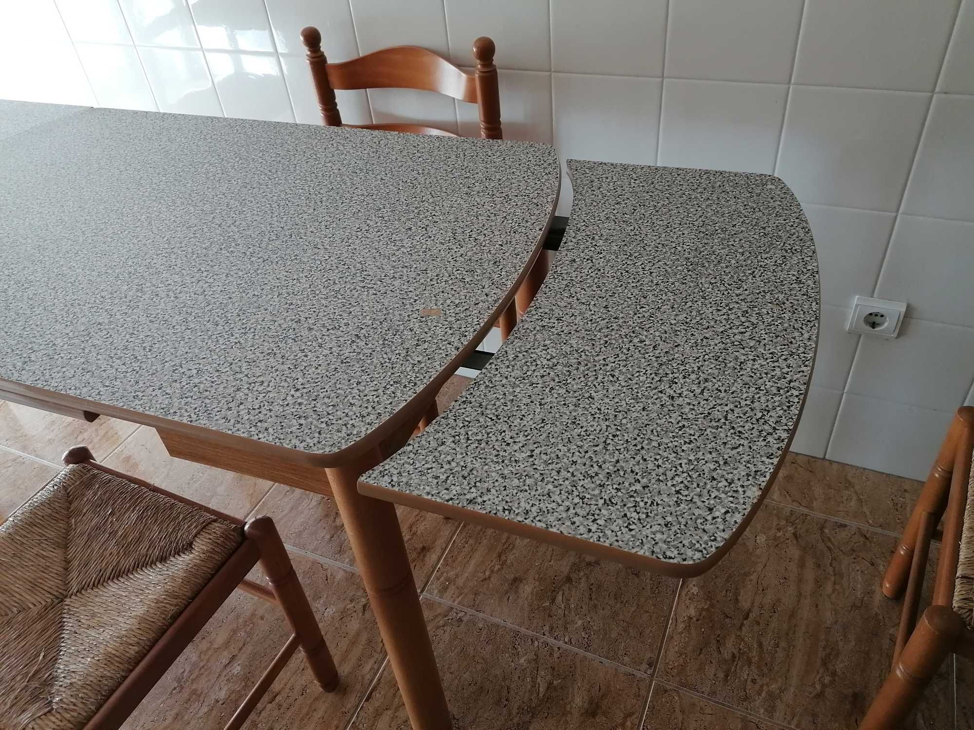 Mesa e 4 cadeiras