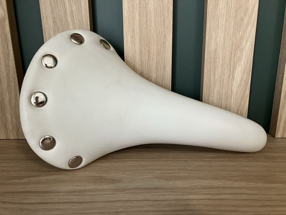 Stylowe siodełko retro – białe, nity chromowane, Vintage