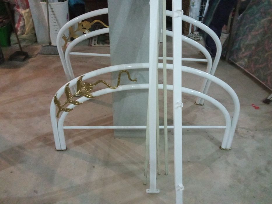 Cama de ferro lacada em branco