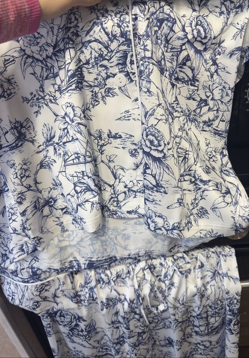 Жіночій шовковий костюм