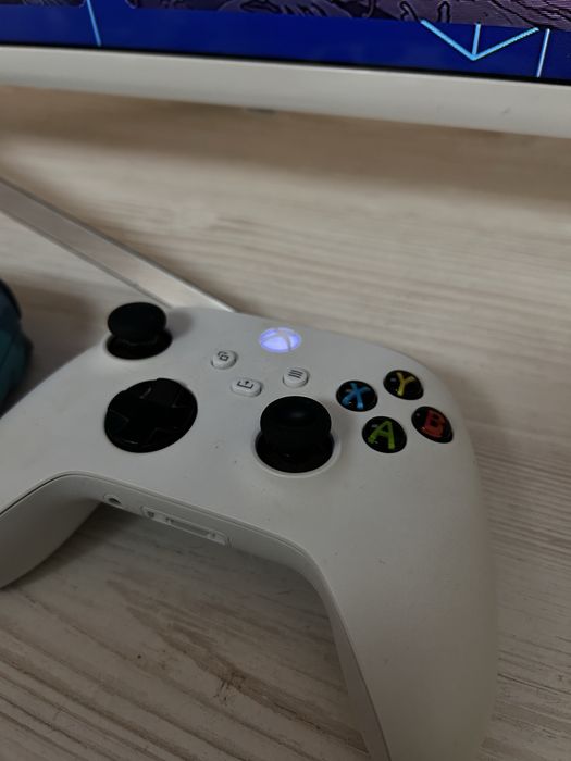 Продам Xbox series s з 2 джойстиками та зарядною станцією