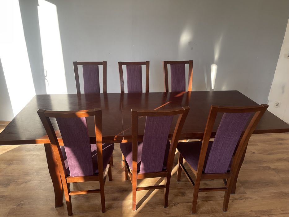 Stół z krzesłami w stanie dobrym
