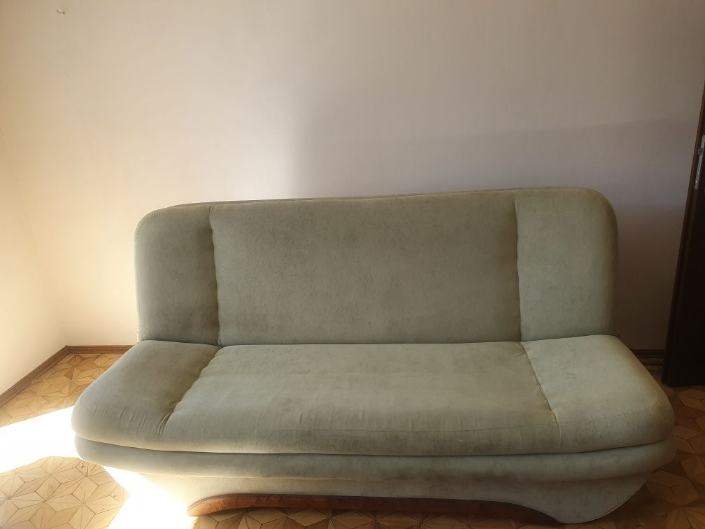 Zielona sofa wersalka