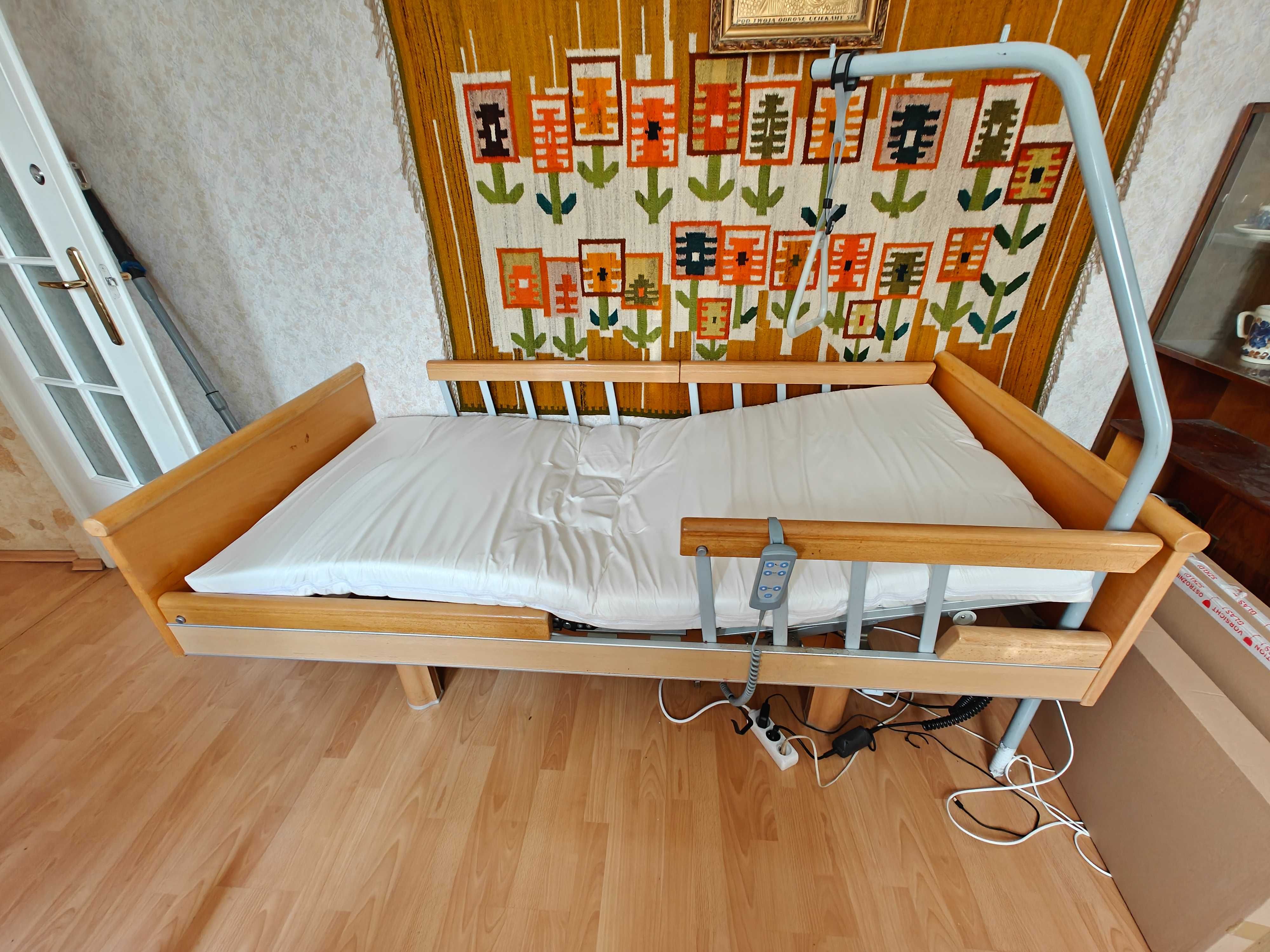 Łóżko rehabilitacyjne z nowym materacem, sterowane elektrycznie