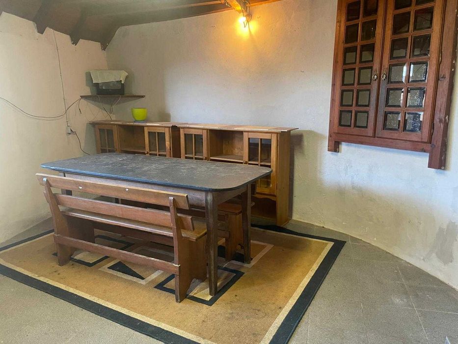 Quarto com WC / Garagem / Cozinha