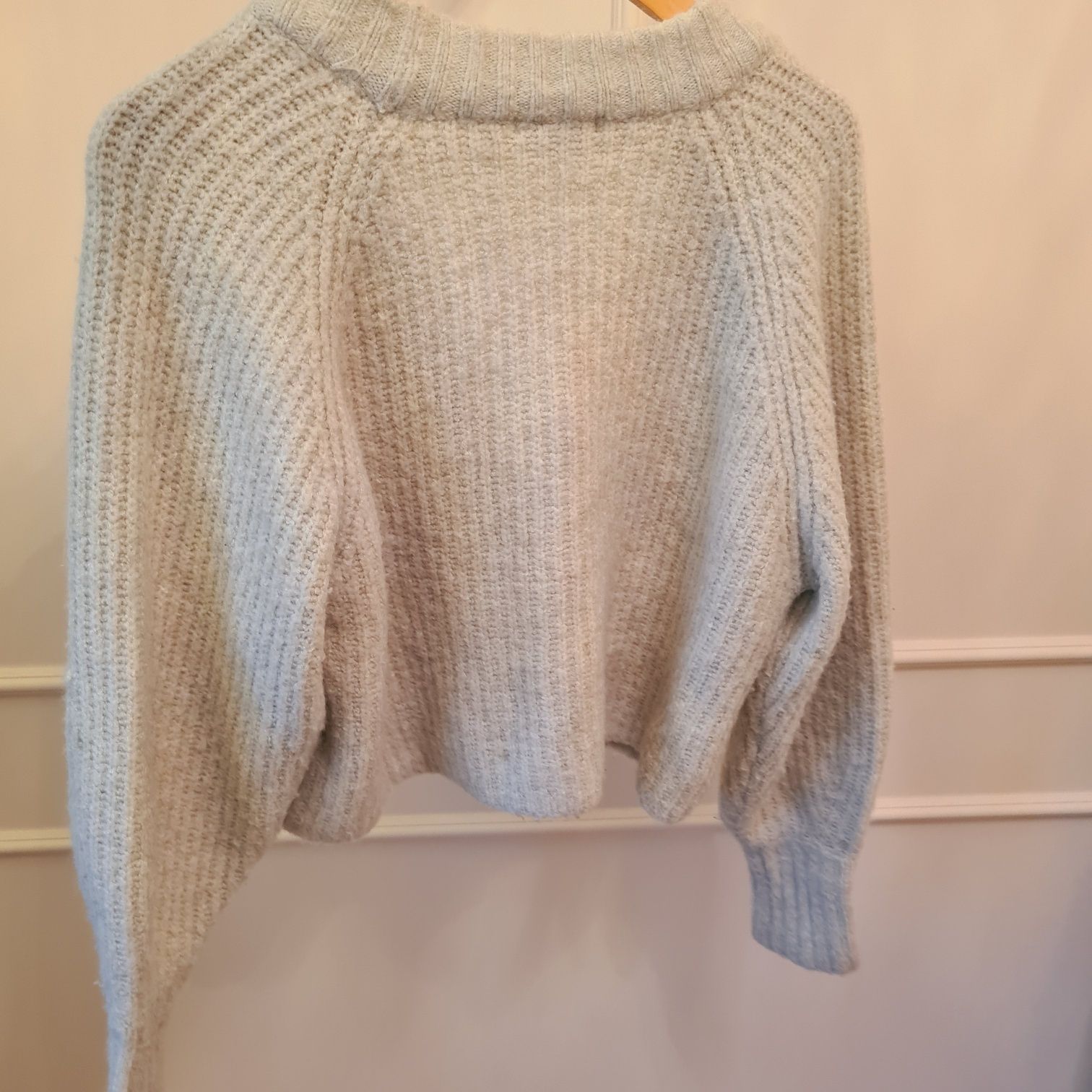 Miętowy krótki sweterek od Gina Tricot