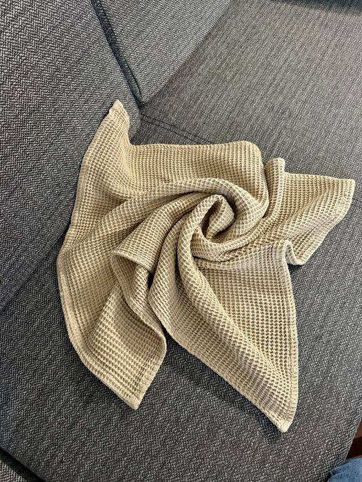 Bezowy kocyk dla niemowlaka, wafelkowy koc dla zwierzaka lub dziecka