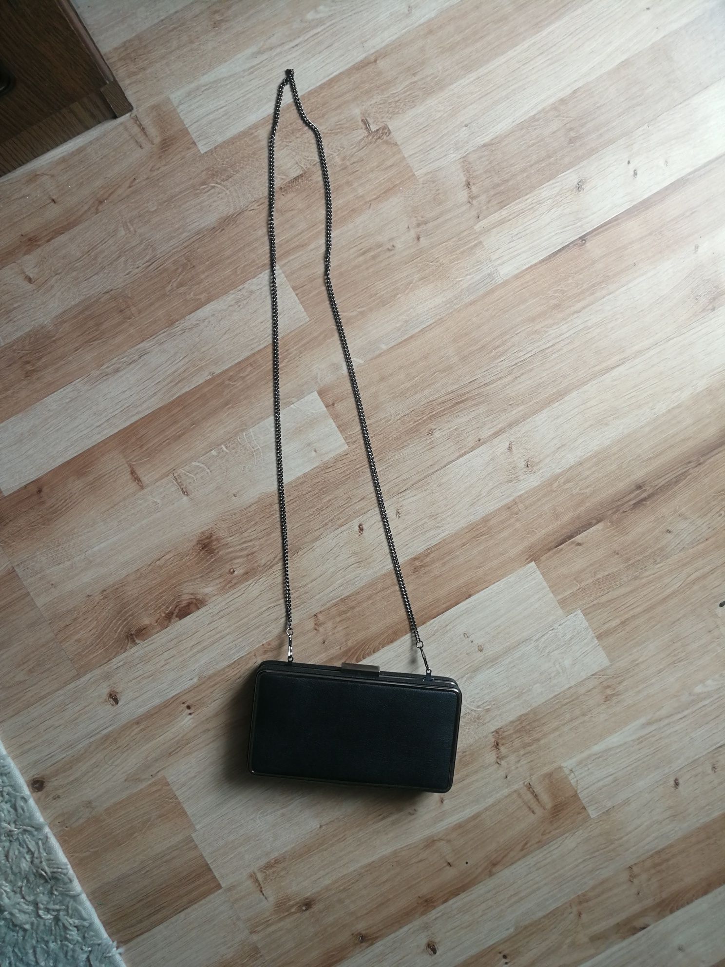 Czarna torebka kopertowa damska