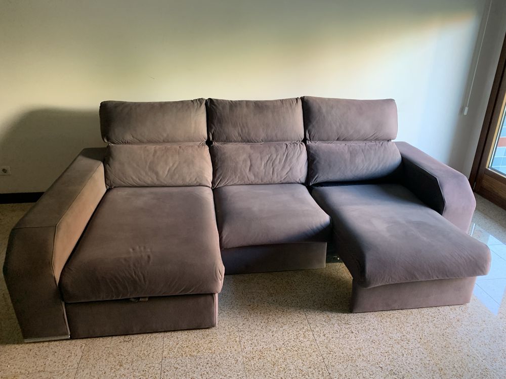 Sofá chaise longue com arrumação e possibilidade de fazer sofá cama