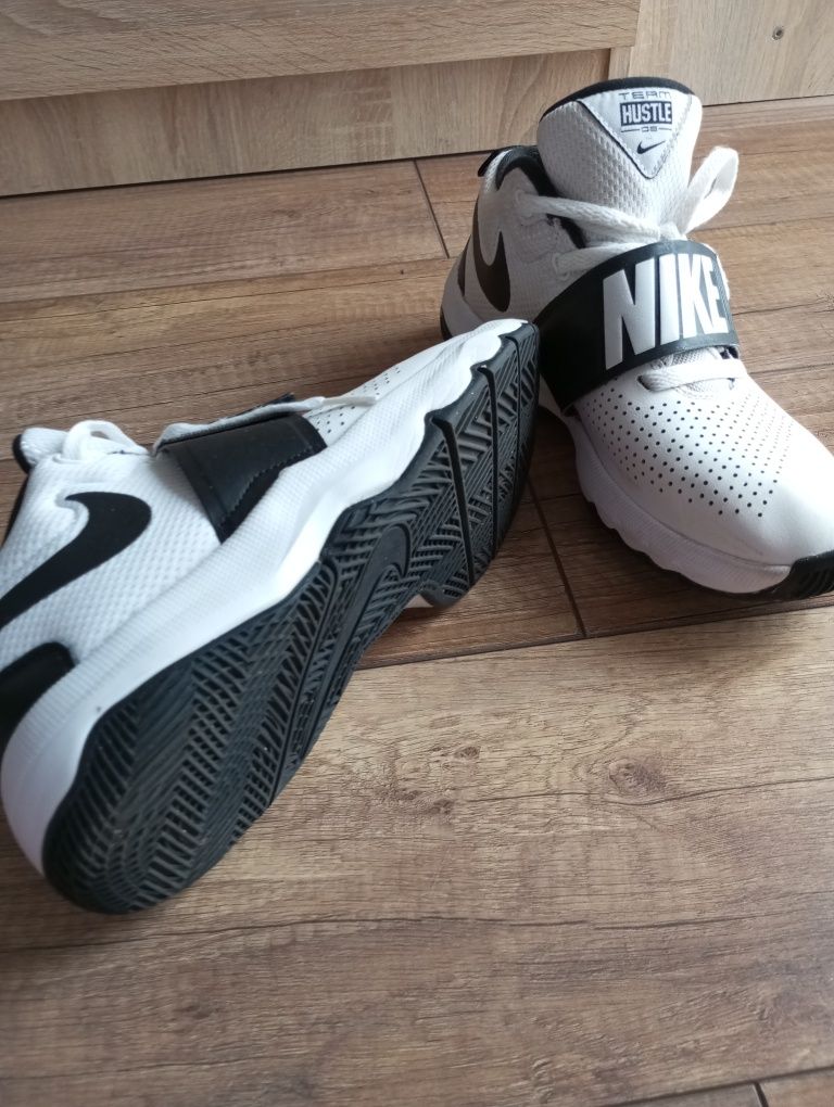 Buty Nike Hustle D8