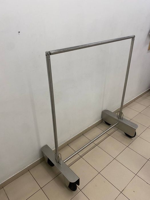Продається стійка для одягу
