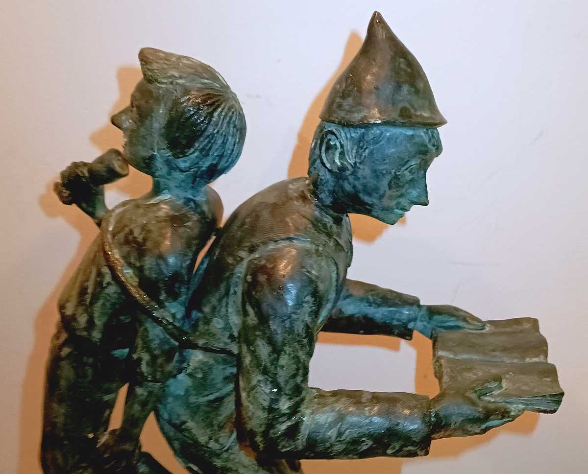 Dariusz Miliński Rzeźba "Pojedynek gigantów" 2010, brąz, 41 cm