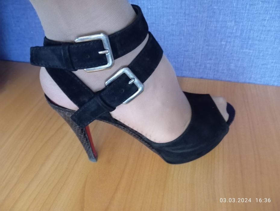 Босоніжки жіночі на високому каблуку