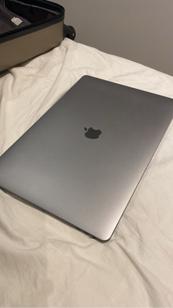 Macbook PRO 16” 2019 i7 - defeito do ecrã