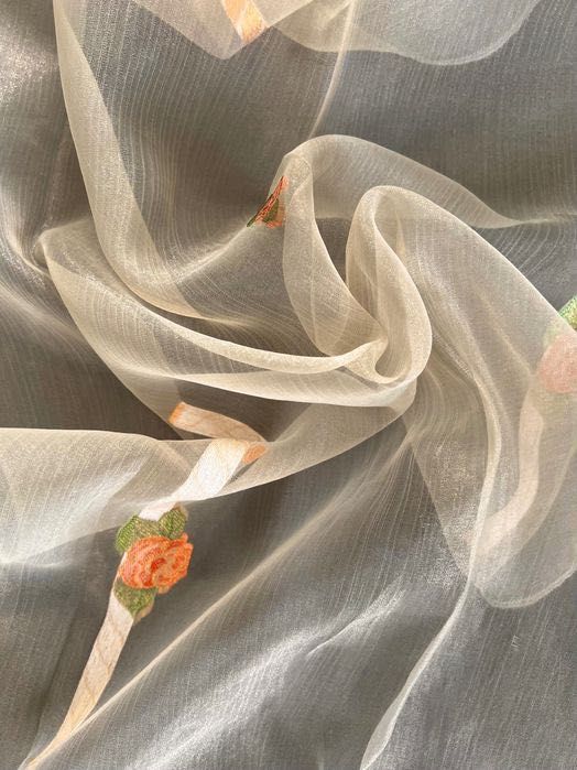 Firana/tkanina organza beżowo-brzoskwiniowa z wzorem różyczek