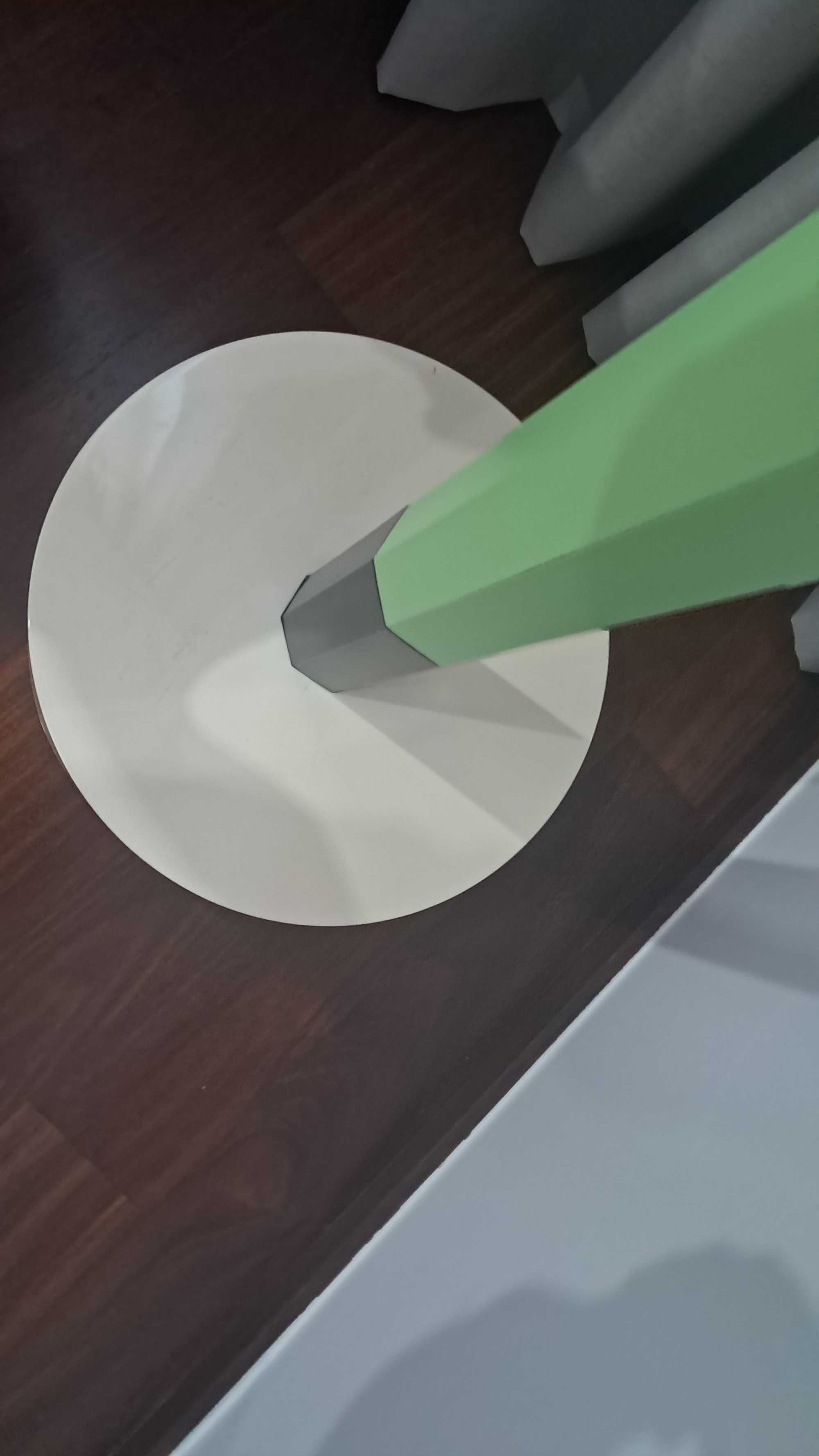 Bengaleiro em forma de lápis de cor para quarto de criança.
