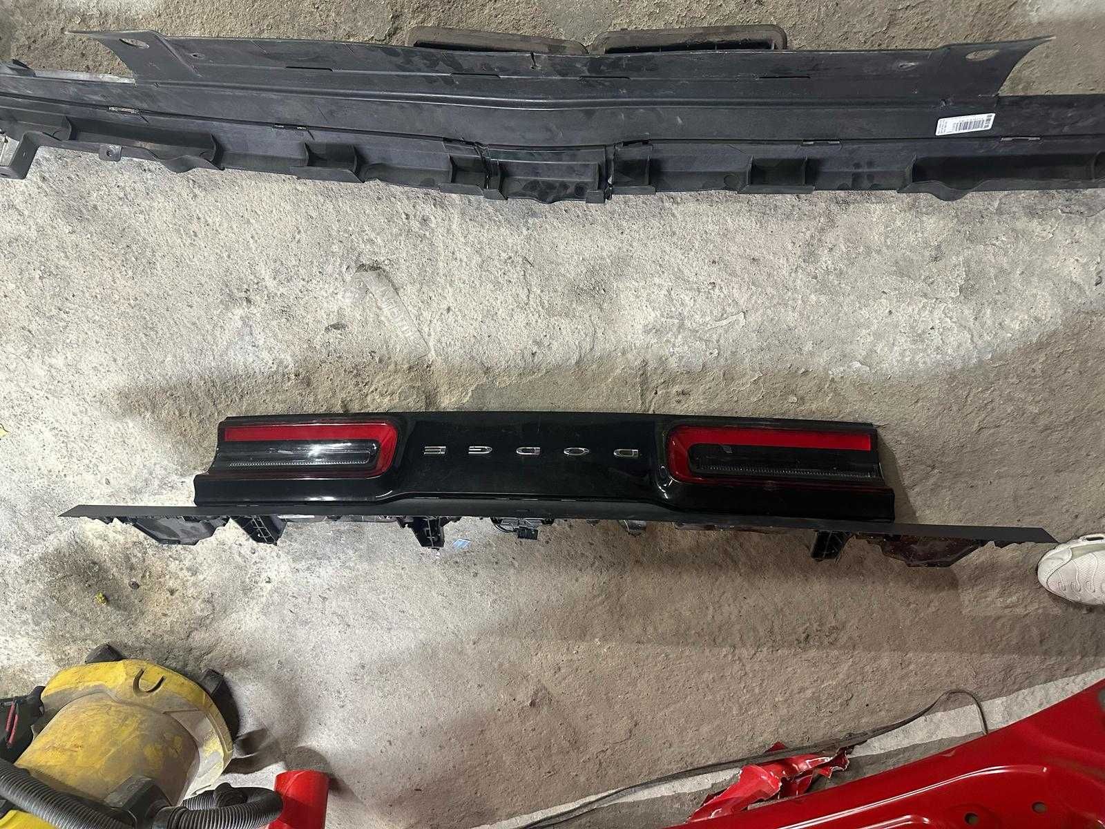 dodge challenger KOMPLET lampy tylne + blenda