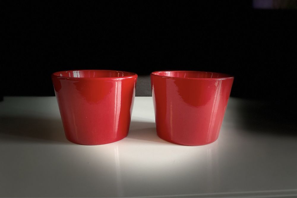 Ceramiczne, czerwone osłonki na doniczki