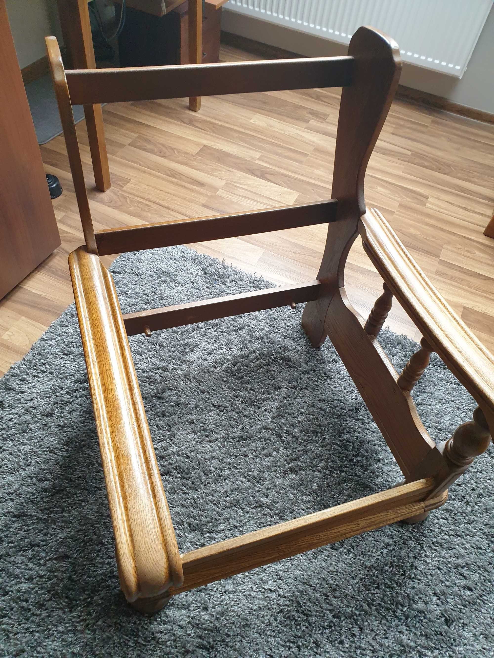 Używany fotel z ramą z z litego drewna