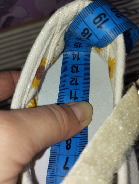 Взуття , тапочки .