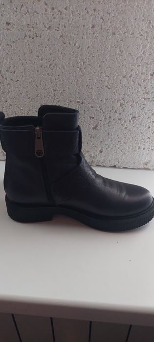 Продам женские ботинки