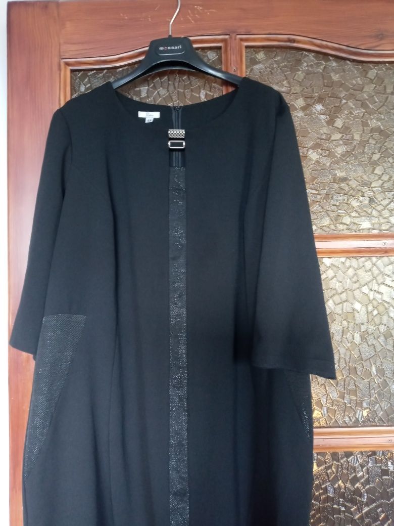 Sukienka czarna 48 prosta luzna z ozdoba