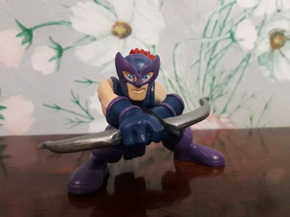 Фигурка соколиного глаза