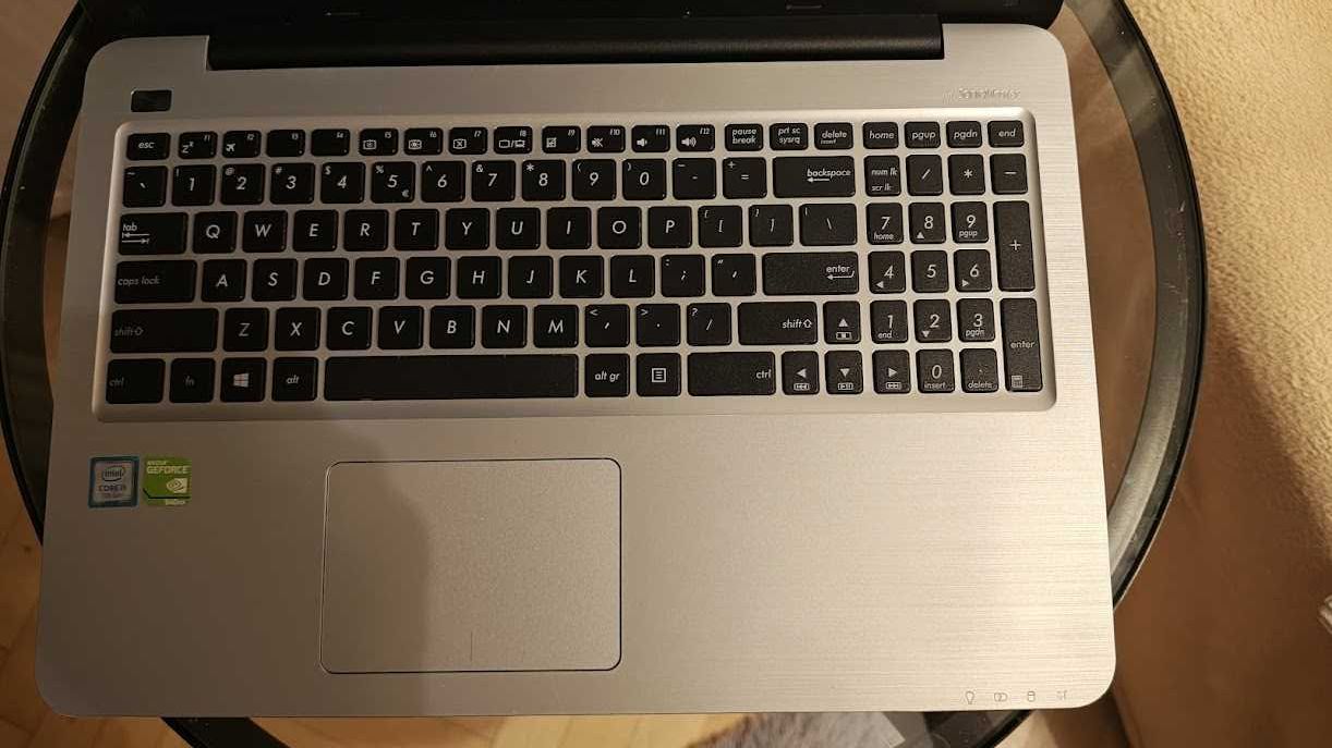 Laptop Asus R558U I5-7200U/12 gb Ram/240 gb ssd/ Win 10