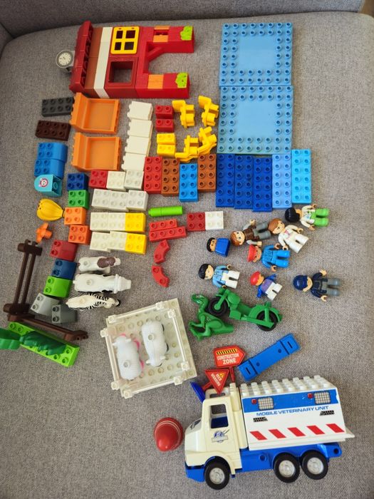 Аналог Lego Duplo 90+деталей, 8 персонажів, машина, 5 фігурок тварин