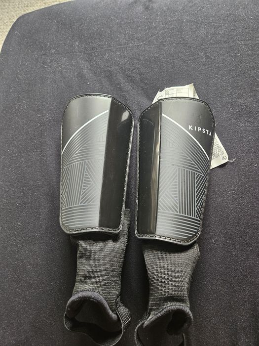 Czarne ochraniacze na piszczele dziecięce S Kipsta nowe bez metki,