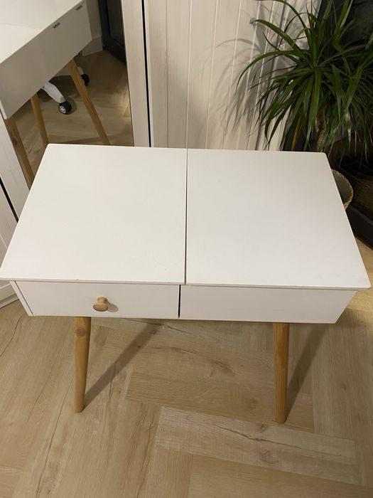 Biala toaletka z lustrem